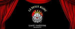 Image de fond rideaux rouges ouverts sur le logo du café théâtre Le Petit Bijou à Biarritz centre
