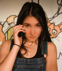 Photo du spectacle une ado au téléphone Ado un jour à dos toujours