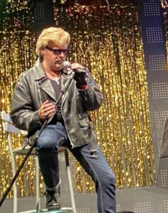 Spectacle Fan Club : Faux johnny qui chante assis sur un tabouret