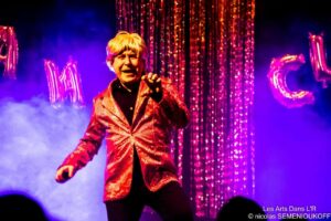 Spectacle Fan Club : Faux Claude François qui chante debout