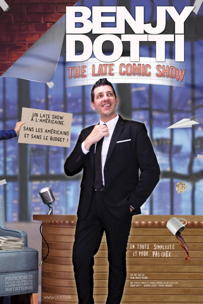 Affiche du specatcle de Benjy DOTTI The Late Comic Show, en costume, se tenant le noeud de cravate