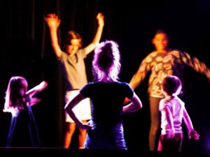 Groupe d'enfant en atelier d'improvisation et de travail sur le corps avec camille hugues