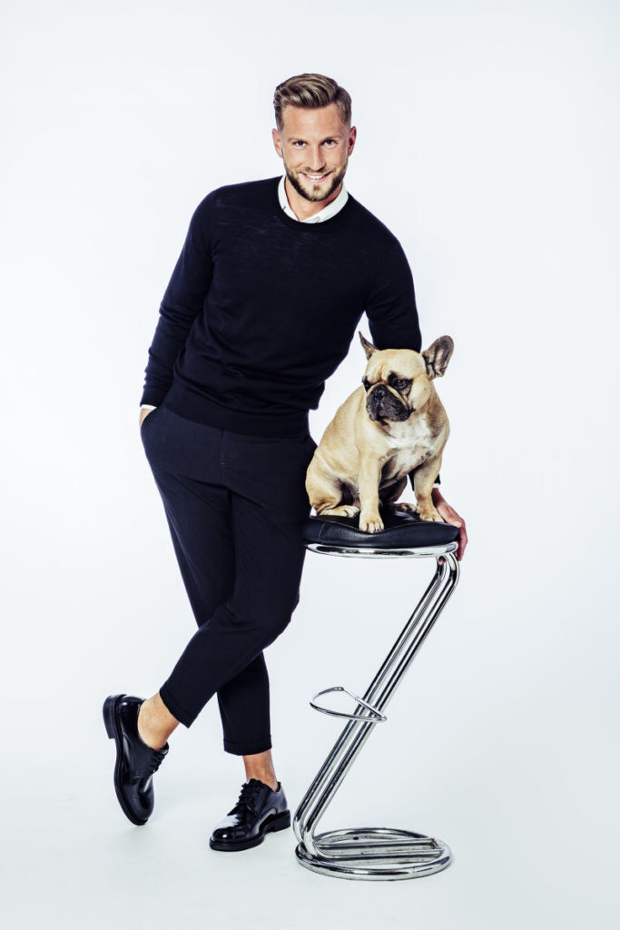Photo de scène de Florian LEX par Stéphane KERRAD : Florian LEX debout près d'un chien assis sur un tabouret