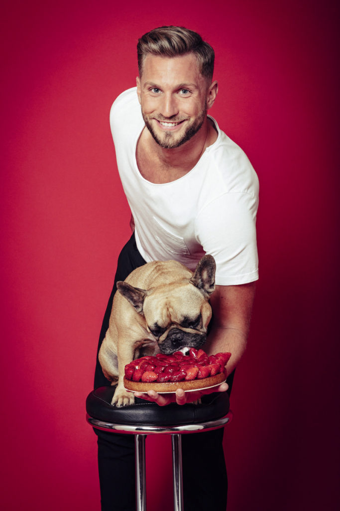Photo de scène de Florian LEX par Stéphane KERRAD : Florian LEX donne un enorme gateau à manger à son chien