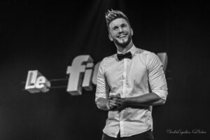 Photo de scène de Florian LEX par Stéphane KERRAD : Florian LEX debout en noerud papillon, souriant