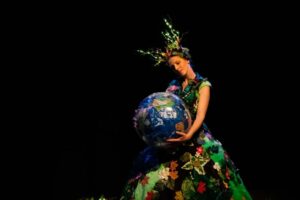 Mere Nature avec unglobe dans les bras