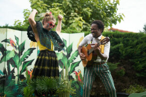 La cascade et le clown chantent