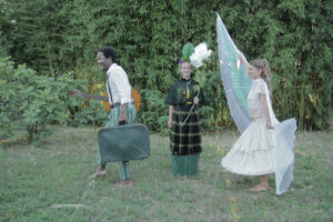 les trois personnages marchent à l'orée du bois