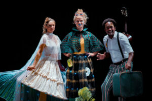 les trois personnages en costumes