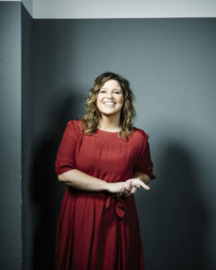MArine Baousson en robe rouge, photo de ppied