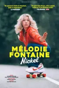 Affiche de Melodie Fontaine pour son one woman show "Nickel", une photo d'elle même, accroupie sur un skateboard au milieu de la route, l'air peu assuré