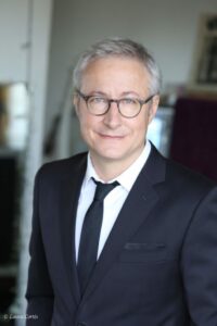 Alexandre Pesle en tenue de soirée