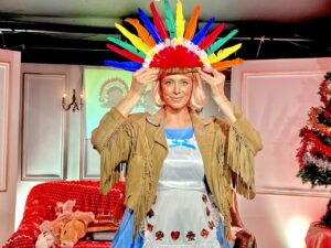 Le Coffre magique Lola coifée d'une coiffe indienne