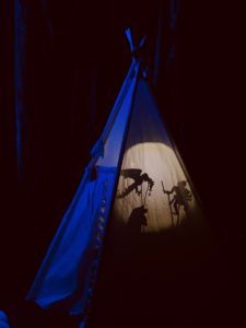 Nino au pays des rêves : une tente avec des ombres chinoises dedans