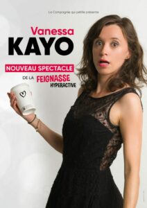 affiche du nouveau spectacle au théatre le petit bijou avec Vanessa Kayo debout une tasse de café marquée d'un coeur à la main.