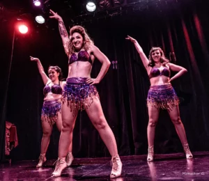 trois femmes qui dansent