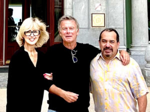 Franck Dubosc devant l'Hotel du Palais avec Virginie Stevenoot et Mehdi El Glaoui