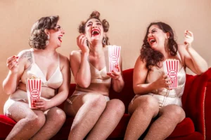 trois femmes détendues sur un sofa