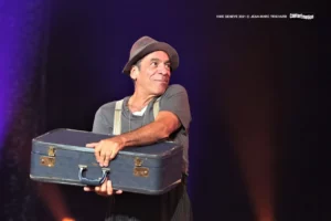 Peter schub ouvre une valise