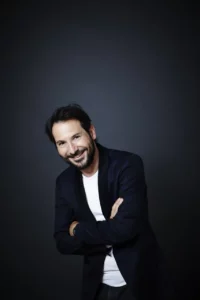 régis Mailhot rit tête de face