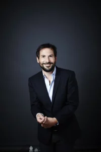 régis Mailhot sourit