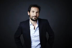 régis Mailhot pose outrageusement
