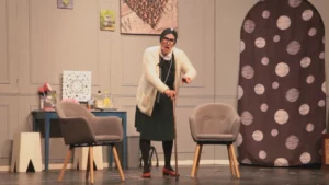 Spectacle desperate mamie : debout sur sa canne