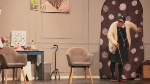 Spectacle desperate mamie : Elle s'énerve debout les yeux tout fixe