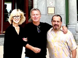 Franck Dubosc devant l'Hotel du Palais avec Virginie Stevenoot et Mehdi El Glaoui