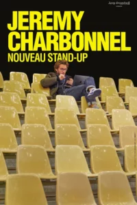 Affiche du nouveau spectacle en rodage de Jeremy Charbonnel, ou on le voit assis dans des siege de tribune d'un stade, jambes croisees