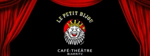 Rideaux rouges sur fond noir, ouverts sur le logo dessiné par Margerin du café théâtre Le Petit Bijou à Biarritz
