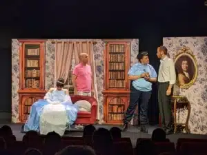 Scene de theatre, quatre personnages