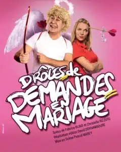 Affiche de "Drôles de demandes en mariage un homme déguisé en ange derrière lequel une femme bras croisé et flèche en plastique plantée sur le front arbore un air fâché