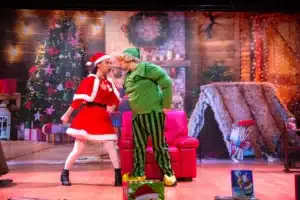Photo de scène de "Sapristi la père Noël est malade" : Le lutin et la père Noël se disputent face à face