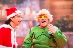 Photo de scène de "Sapristi la père Noël est malade" : La père Noël et Malin le Lutin rient ensemble