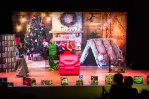 Photo de scène de "Sapristi le père Noël est malade" : le sapin, Malin le Lutin, le père Noël la tente et toute la déco !