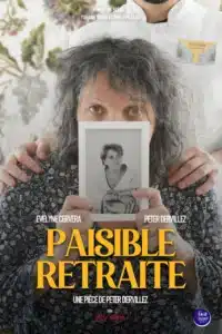 Affiche de paisible retraite : Une retraitée se cache derrière une photo encadrée d'elle plus juene. Un infirmier à posé les mains sur ses épaules