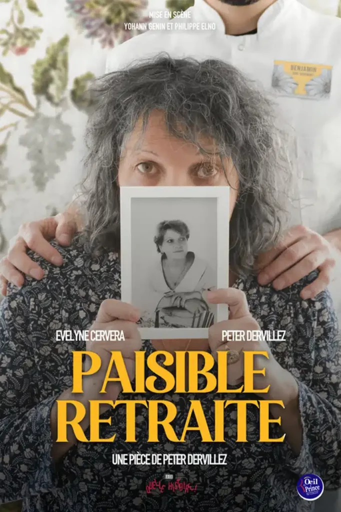 Affiche de paisible retraite : Une retraitée se cache derrière une photo encadrée d'elle plus juene. Un infirmier à posé les mains sur ses épaules
