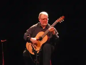 Michel Sadanowsky et sa guitare en pleine action