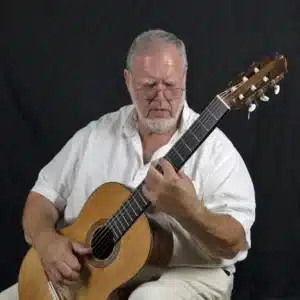 Michel Sadanowsky et sa guitare en pleine interprétation