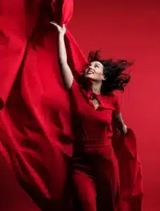 Olivia Moore portrait, rouge révolution, cheveux au vent