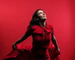 Olivia Moore portrait, rouge révolution, elle s'envole