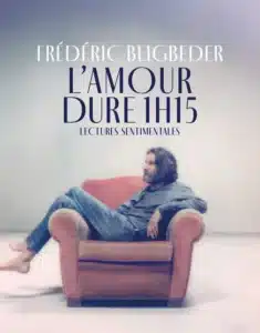 Affiche du Spectacle L'amour dure 1h15 avec une photo de Frédéric Beigbeder assis en travers de son canapé, un peu flouté.