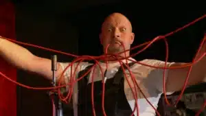 Philibert le magicien empêtré dans une corde rouge
