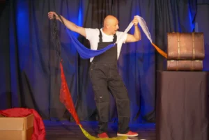 Philibert le magicien empêtré dans suite sans fin de foulards attachés