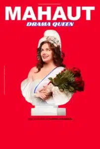 Affiche du spectacle DRAMAQUEEN avec Mahaut en portrait de Marianne, tout sourire, un bouquet de fleurs à la main sur fond rouge