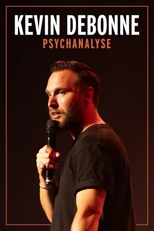 Affiche de Kevin Debonne pour son one man show "Psychanalyse", une photo de lui même, ee trois quart, un micro à la main.