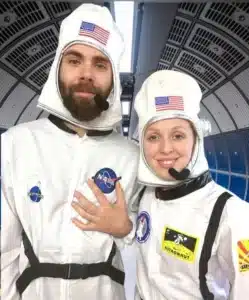 Dans l'espace, une femme et un homme astronautes