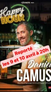 Affiche d'Albert CAmus pour son one man show "happy hour" reporté aux 9 et 10 avril prochains. Photo de lui dans un bar, un torchon sur l'épaule, pointant son index droit vers nous.