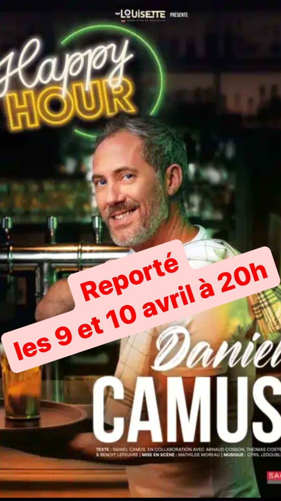 Affiche d'Albert CAmus pour son one man show "happy hour" reporté aux 9 et 10 avril prochains. Photo de lui dans un bar, un torchon sur l'épaule, pointant son index droit vers nous.